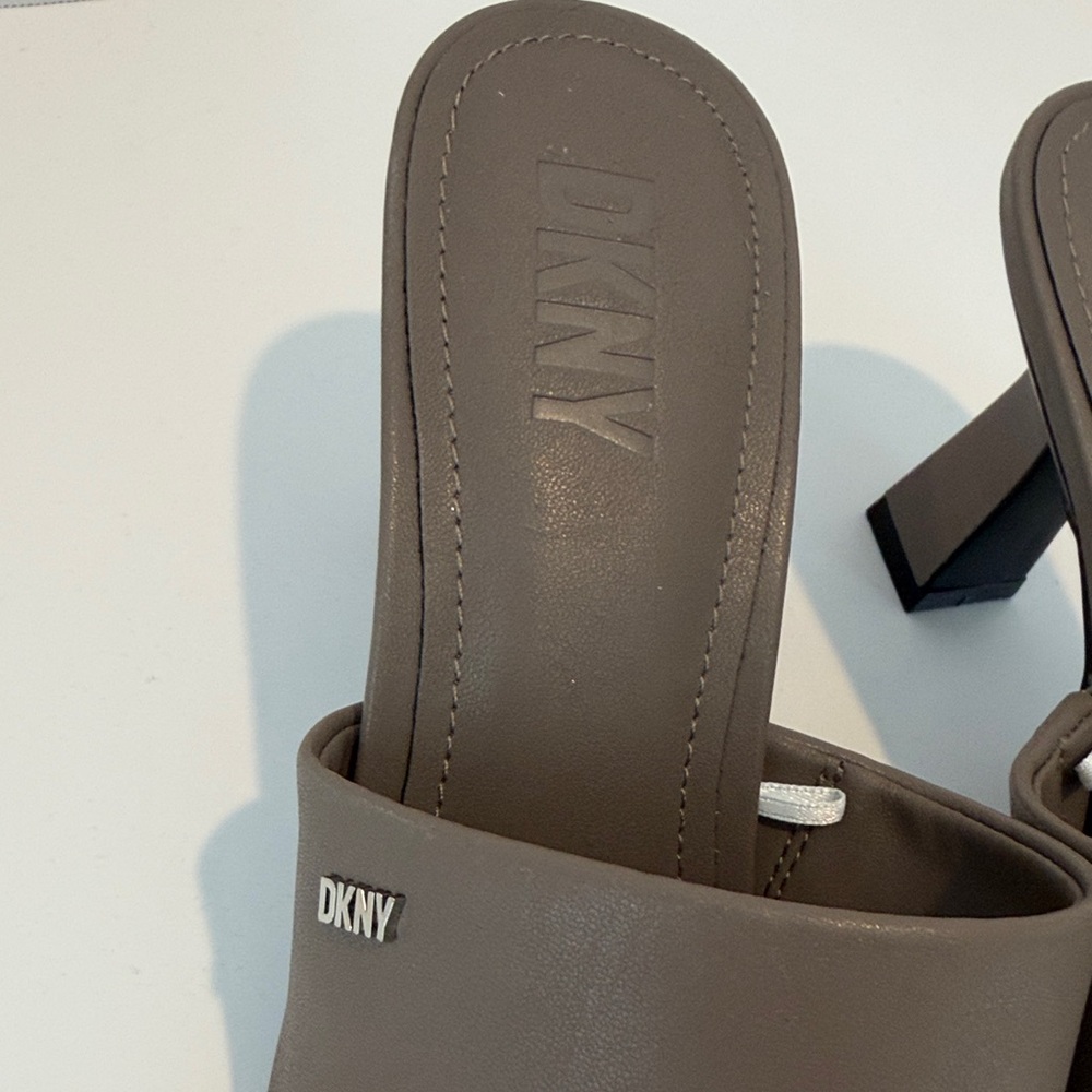 DKNY Women's Kailyn Taupe Ash Block 2.95” Heeled Mules Silver Accent New Size 8 - Picture 5 of 5